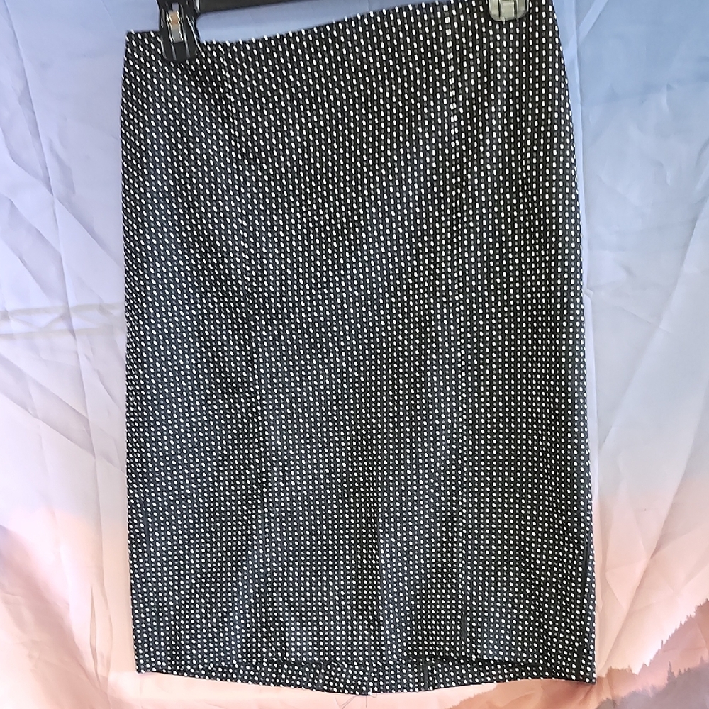 *Nwt Van Heusen Black and White Patterned Pencil Skirt